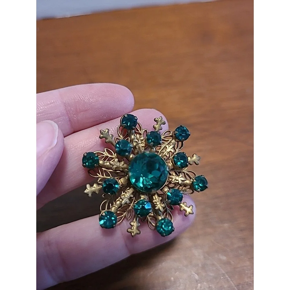 Vintage Gold Tone And‎ Emerald Star Burst Brooch 1.5